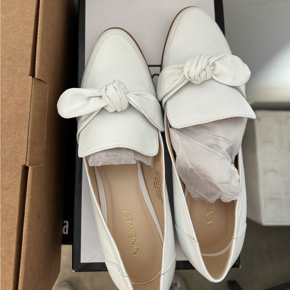 New NINE WEST White Leather Hadreao Loafers Bow
Academia Preppy Flat Block Heel
